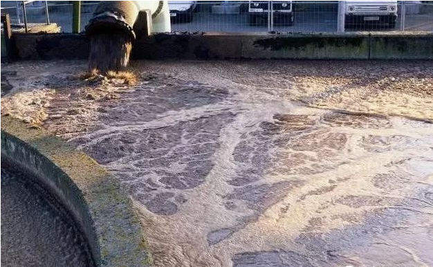 (圖:南輝造紙客戶廢水泡沫池起泡現(xiàn)場(chǎng))